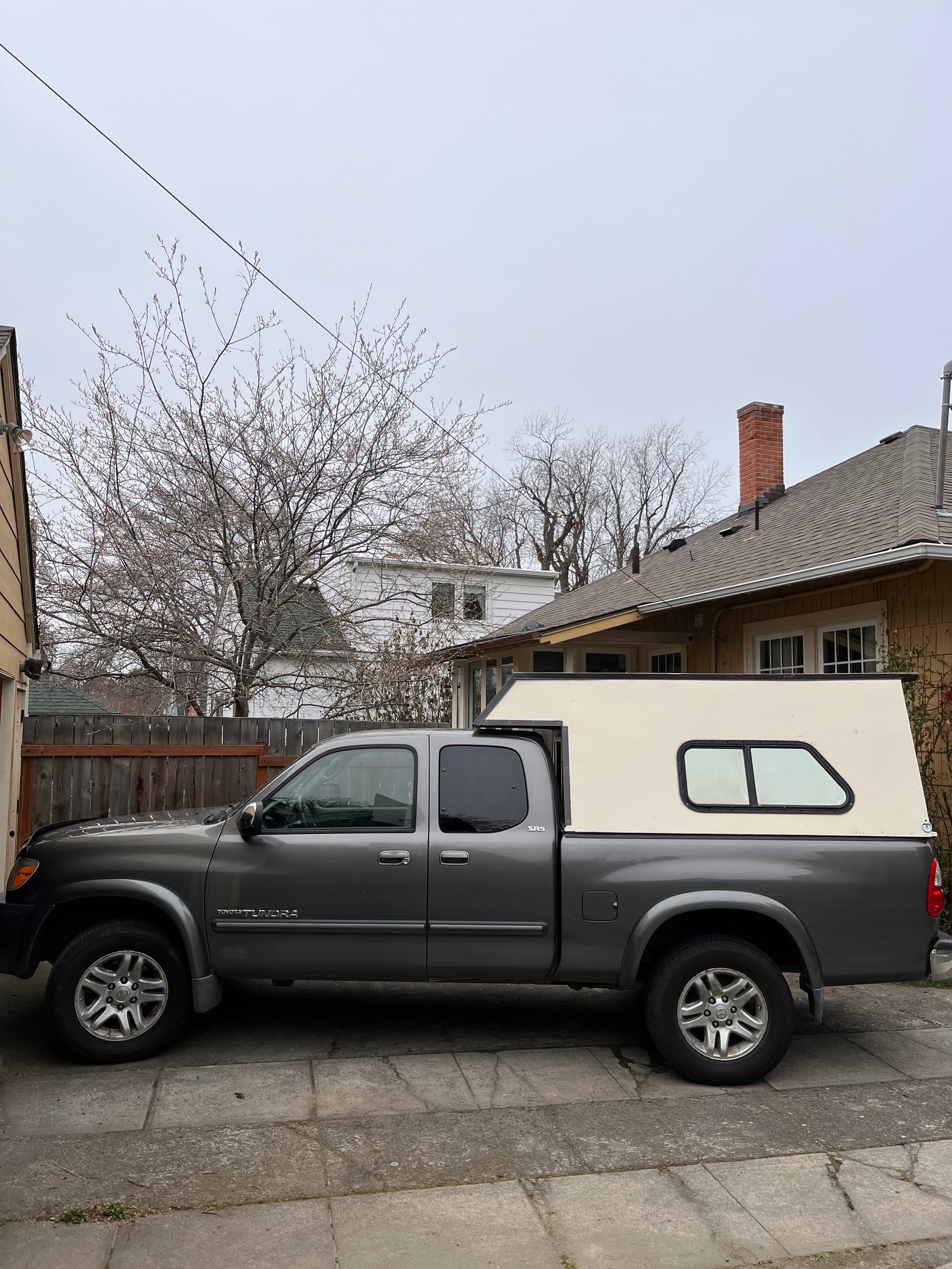 05 Toyota Tundra 4x4 V8 w/ topper