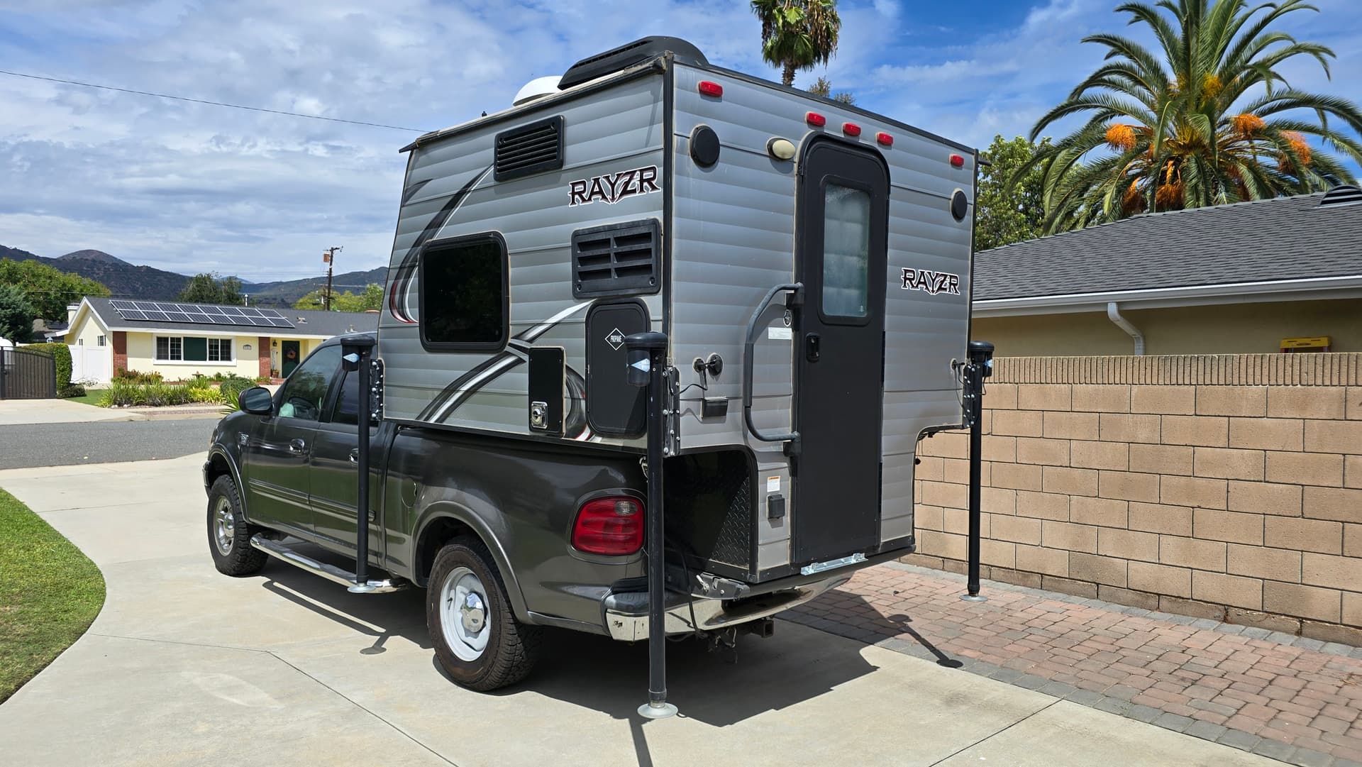 Truck and Camper - Travel Lite (Rayzr)